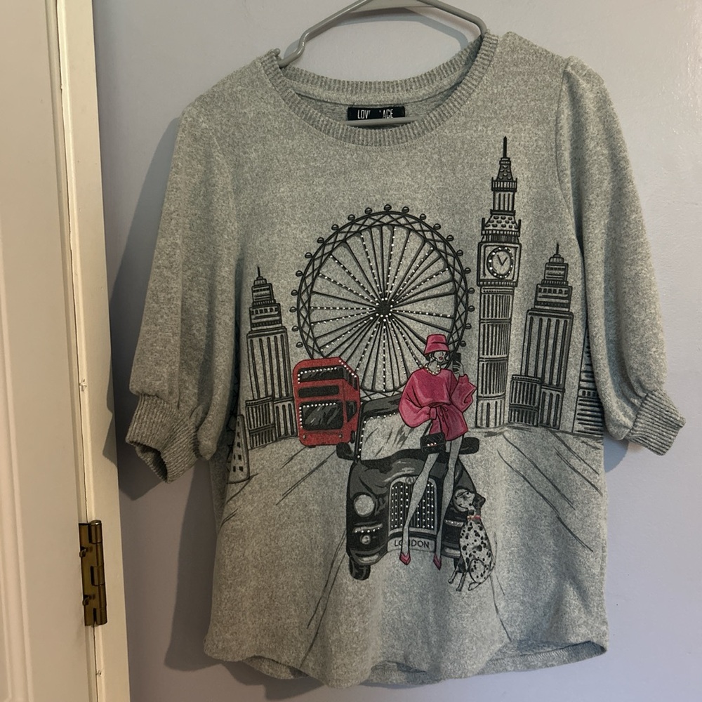 City Chic Gray and Red Sweater with Artistic Cityscape